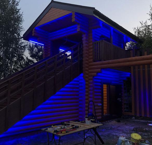 Фасад бани из бруса с архитектурной подсветкой, вечернее фото